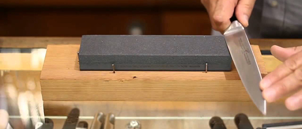 Заточка ножа на камне: как правильно вернуть лезвию остроту